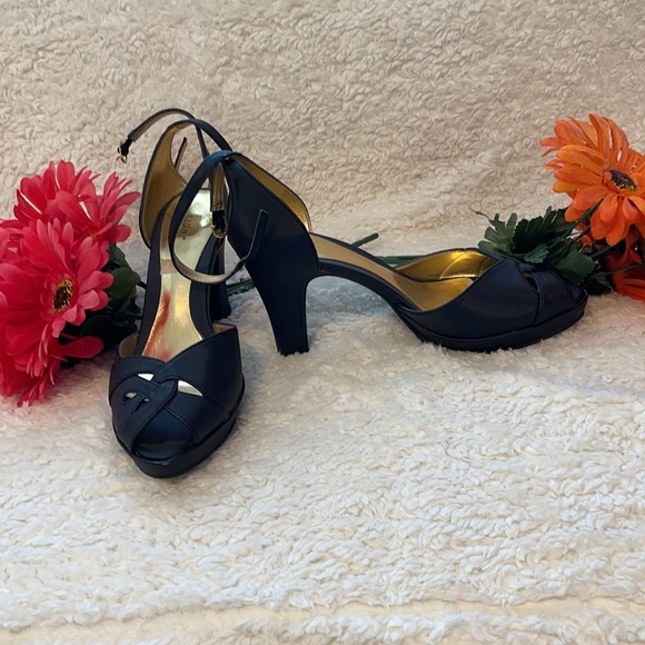 Selling ladies beautiful ankle strap shoes - Picture 2 of 2
